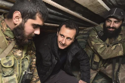 straggler - Assad podczas odwiedzin żołnierzy w Jobar. Regulamin co do higieny najwyr...