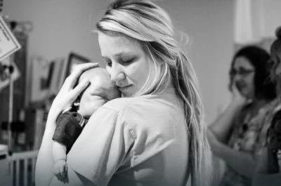 jacom - Umierający noworodek w ramionach pielęgniarki