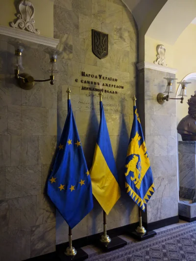 Marcinowy - Dlaczego w w Ukraińskim Ratuszu wisi flaga UE skoro UA nie jest w Unii? (...