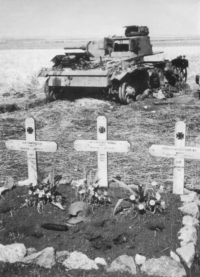 brusilow12 - Groby trzech niemieckich członków załogi, w tle ich zniszczony czołg PzK...