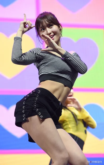 XKHYCCB2dX - #momo #twice 
#koreanka #japonka