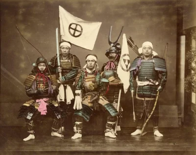 K.....W - Kolorowane zdjęcie przedstawia typowych źle ubranych i niegustownych samura...