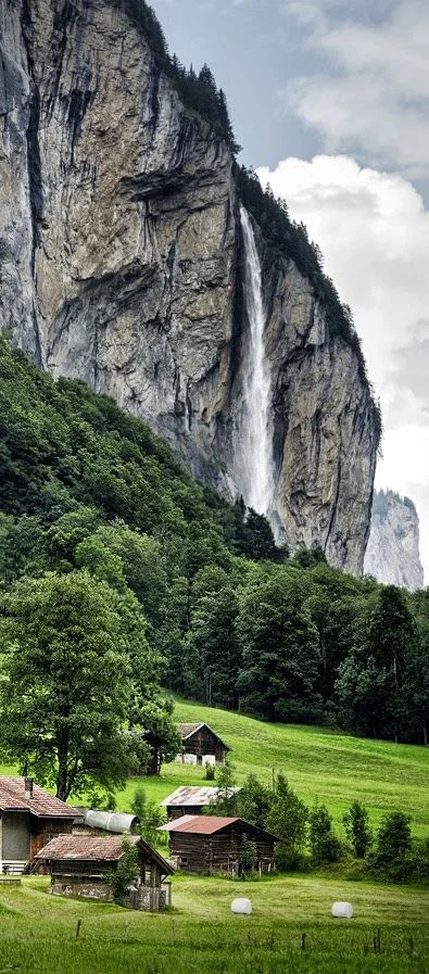 Artktur - Szwajcarska dolina wodospadów.

Lauterbrunnen leży w niesamowitej alpejsk...