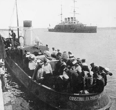 Gneissenau - Członkowie załogi pancernika Potiomkin na kutrze obsługi portu w rumuńsk...