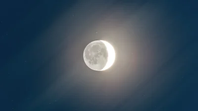 namrab - Nocna strona Księżyca, gwiazdy i cirrusy. Fotka z minutowym czasem naświetla...