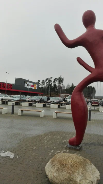 Spermion - W ogóle w Szwecji przed marketem są takie rzeźby. Nie wiem co mieli na myś...