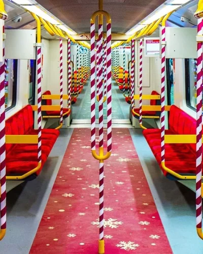 Leonard000 - Takie o to świąteczne metro jeździ w Warszawie. ( ͡° ͜ʖ ͡°) #Warszawa #m...
