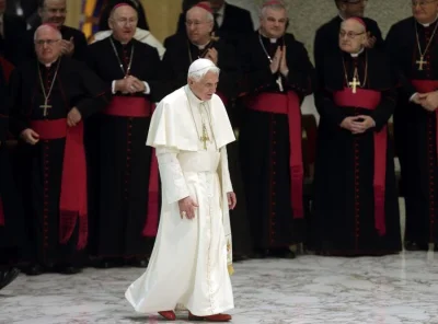 BartDeStulej - Benedykt XVI cierpi na nadciśnienie, nie widzi na lewe oko i ma kłopot...