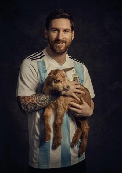 Havanamananama - Współczuję tej kozie... Jak nie Ahmed to teraz Messi też lubi kozy? ...