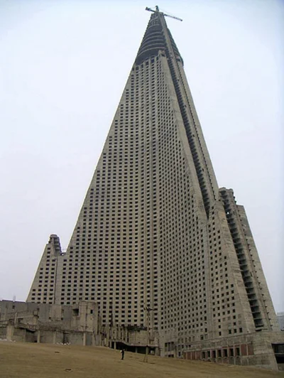 Montago - Monumentalny, 105 piętrowy hotel w "wiecznej budowie" , w Pyongyangu, stoli...