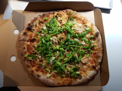 J.....L - #pizza #gotujzwykopem pizza cebula oliwki posypana swiezym szczypiorkiem. t...