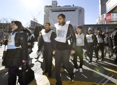 ama-japan - Ćwiczenia w Shibuya i obcokrajowcy odpowiednio oznakowani