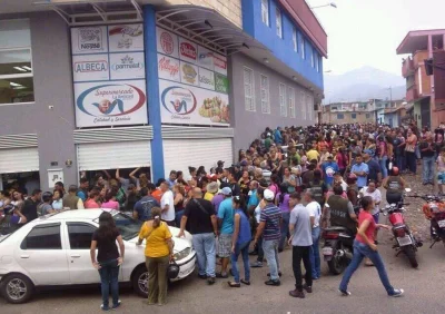 dom_perignon - @RedRight: Caracas,Wenezuela. Ludzie stoją w kolejce,walcząc o jedzeni...