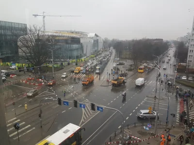 cibronka - Facet wjechał z podniesioną wywrotką na skrzyżowanie i zerwał trakcję :D

...