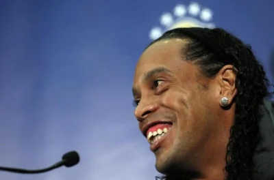 S.....y - @piasekowy: reakcja Ronaldinho na te "sztuczki" z piłką z początku filmu