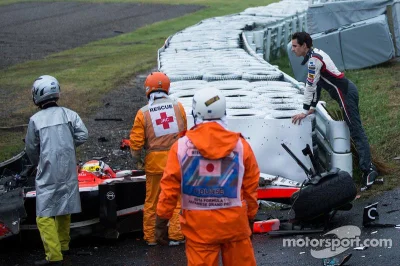 P.....z - Adrian Sutil przygląda się Bianchiemu po wypadku podczas GP Japonii 2014 ( ...