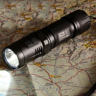 Lewic - Mała latarka Nitecore EC21.
200-500 lumenów
zasięg 150-200 metrów
czas pra...