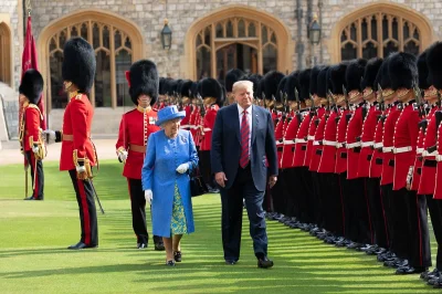 CzerwonyIndyk - Zajebista fotka z UK, królowa ma się dobrze.

#usa #trump #wielkabr...
