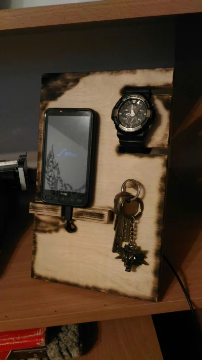 ElvishKing - Mireczki, zmajstrowałem sobie taki stojak na telefon, klucze i zegarek. ...