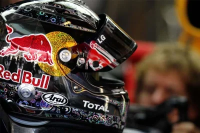 Sosna_pospolita - @EtenszynDrimzKamynTru: najlepsze kaski to miał Vettel jak jeszcze ...