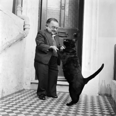 brusilow12 - Henry Behrens - najmniejszy człowiek świata - tańczy ze swym kotem u wej...