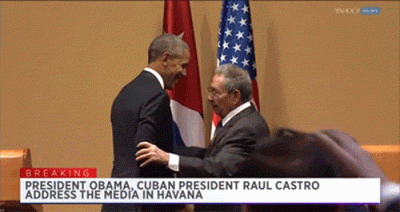 m.....o - Raul Castro nie daje się poklepać po plecach Obambo.
#usa #kuba #obama #he...