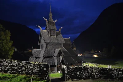 a.....7 - 800 letni kościół z Norwegii wygląda na tym zdjęciu jak zamek z heroes 3 
...