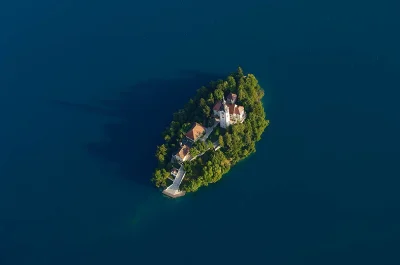 Przemok - #earthporn #azylboners #slowenia 
Wyspa na jeziorze Bled w Słowenii.