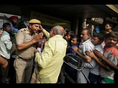 p.....4 - Chaos w Indiach. Unieważniono banknoty, ludzie szturmują #banki
 Miliony lu...