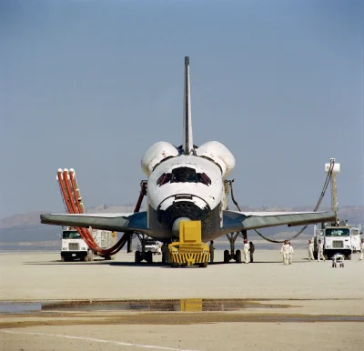 d.....4 - Columbia (STS-1) serwisowana po udanym lądowaniu.

14 kwietnia 1981.

#...