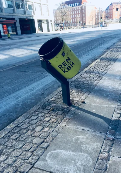 NiebieskiGroszek - Kosze na śmieci w Kopenhadze są zgięte, aby rowerzyści mogli wrzuc...