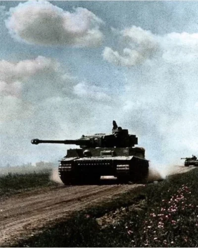 wojna - Niemieckie czołgi Panzer VI „Tiger” poruszają się przez pola podczas bitwy po...