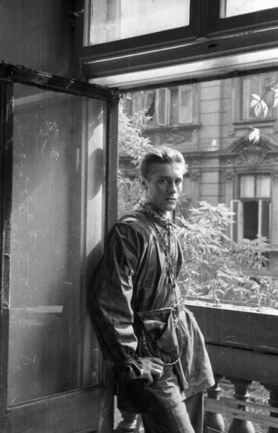 N.....h - 21-letni Wiesław Chrzanowski na balkonie w kamienicy przy ulicy Wilczej 16,...