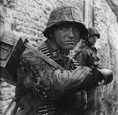 Rajtuz - Żołnierz Waffen-SS. Normandia, czerwiec 1944 r.

#fotohistoria #historia #dr...