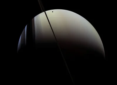 d.....4 - Saturn oraz jego dwa księżyce, Mimas (po lewej) i Tethys (po prawej) sfotog...