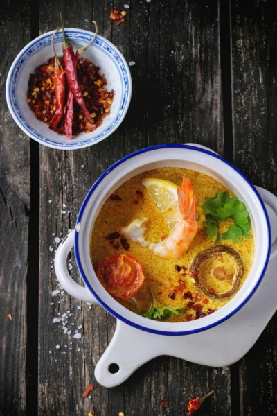 CookMagazine - Rozgrzewająca tajska zupa z krewetkami i własnoręcznie przygotowaną pa...