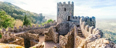 Pabick - @tellmemore: W Portugalii jest zamek Maurów, fajnie bo zostawiony tak jak si...