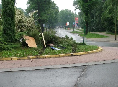 LukaszW - No tak - nie każdemu chce się jeździć dookoła ronda :| Po co sobie drogę wy...