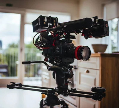 k.....5 - Sony FS7 z Canon 24-70 F/2.8 II, Zacuto Gratical X, Rode NTG4, Rhino slider...