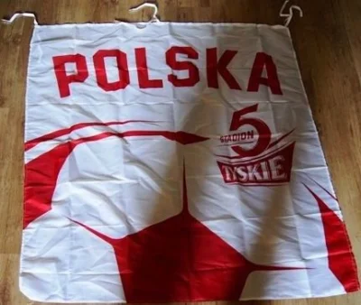P.....o - >Była to niewielka flaga biało-czerwona z Godłem i napisem Polska

Dobrze...