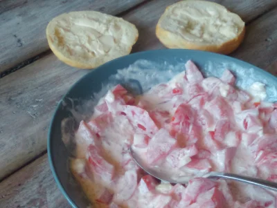 padrepio - pokarm królów ! pomidory z cebulką i śmietaną. obowiązkowo buła z masełem ...
