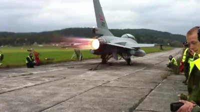 J.....I - Gazuje na ręcznym tego #f16 jak wariat
#samoloty #aircraftboners