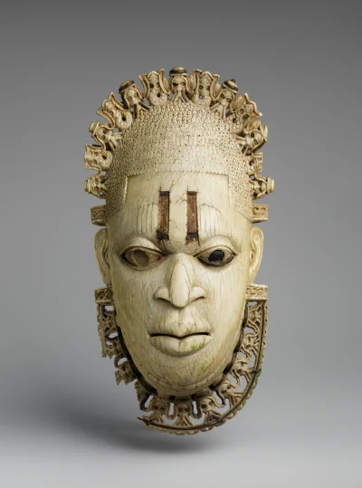 myrmekochoria - Benińska maska z kości słoniowej. Na jej szczycie umieszczono wizerun...