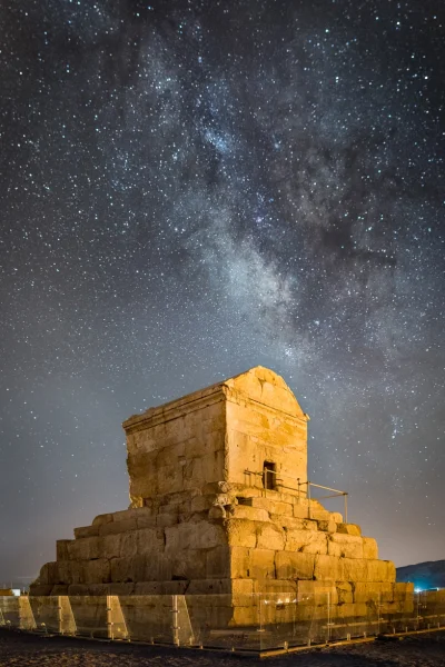 myrmekochoria - Upadek Asyrii, Cyrus Wielki i koniec pewnej epoki.

Na fotografii g...