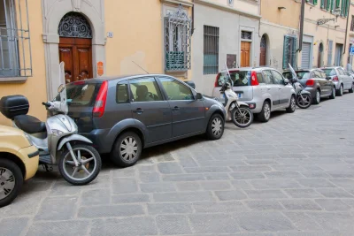 ZycieJAKsen - Jak kierowca takiego auta wyjeżdża z parkingu?

#kiciochpyta #Italia ...