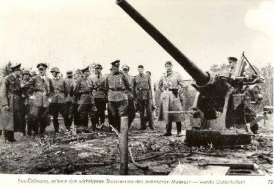 S.....r - Adolf Hitler odwiedza działo baterii Canet na Oksywiu które mimo niewielkic...