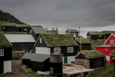 dkornas - Trawiaste dachy domów na Wyspach Owczych nie są jedynie reliktem przeszłośc...