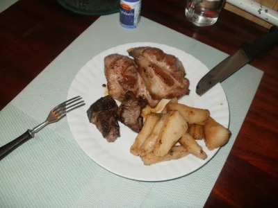 anonymous_derp - Dzisiejsza kolacja: Smażona wołowina, smażona karkówka, smażona słon...