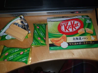madtrexx - Jem sobie japońskie #kitkat z melonami z Hokkaido ;) smakuje prawie jak gu...