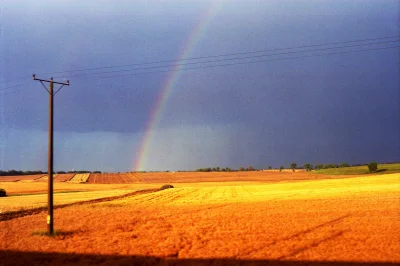 posuck - #fotografiaanalogowa
Strzelone z pociągu
Tęcza, słup energetyczny, pole